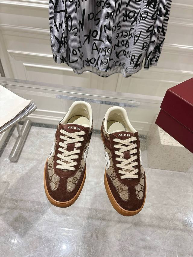 橙子出厂价140 gucci 古驰 最新款双G 情侣款 休闲小白鞋 运动鞋 德训鞋 原版购入开发 做货 采用创新缝线工艺制作，打造如水般的流动质感。皮革设计搭配