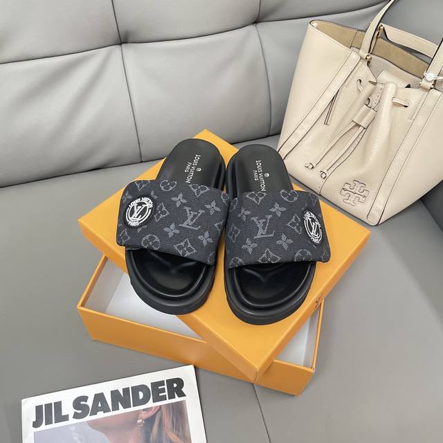 橙子出厂价120 louis Vuitton 路易威登 Lv新配色 休闲魔术贴拖鞋 平底凉拖 情侣款 专柜同步更新，鞋面采用独一无二的驴家独特面料，面料轻盈透气