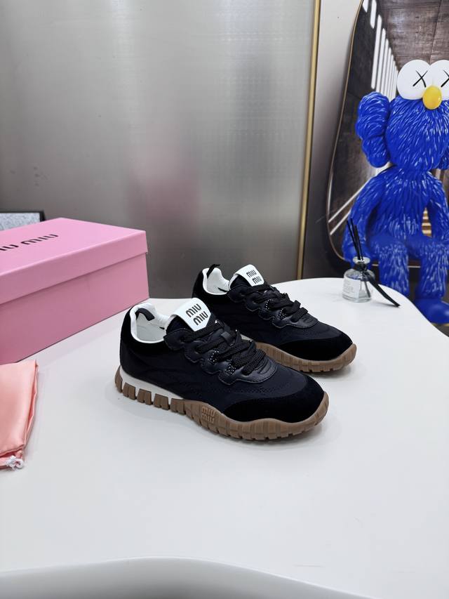 出厂：200 miumiu 专柜最新，Tyre织物面料与绒面皮革运动鞋系列。另可购Miu25S走秀饰珠Diy穿于鞋带上，十分合适喜欢独树一帜风格的朋友。 代购混
