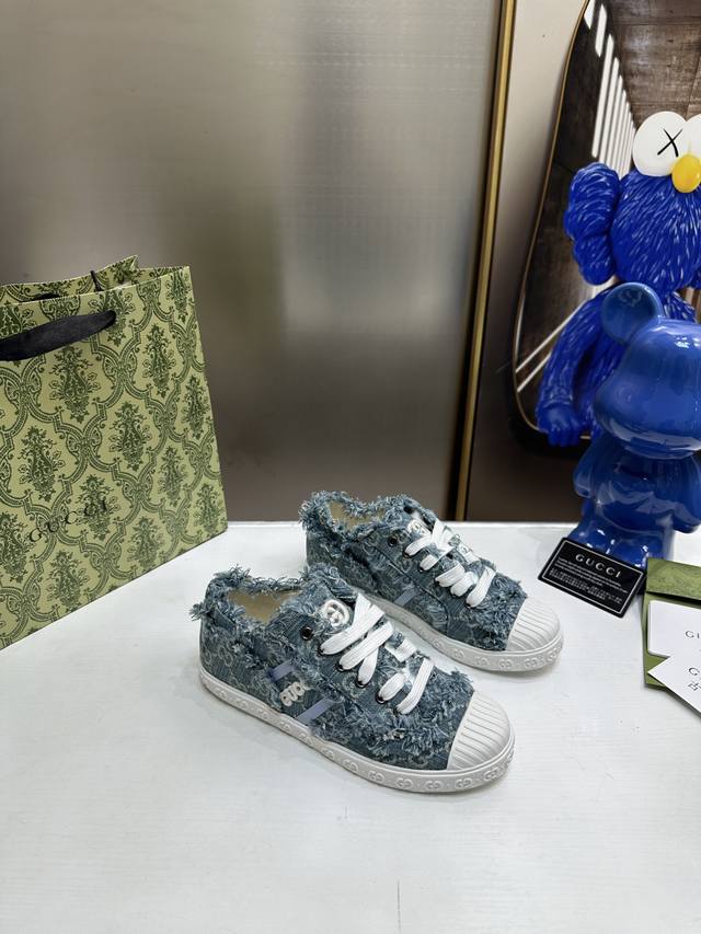 橙子出厂价150 gucci 古驰春夏新款 休闲鞋 帆布鞋 运动鞋板鞋 情侣款 轻质Original Gg帆布倾情迎接新一季的到来。这款面料休闲感十足，缀饰抢眼