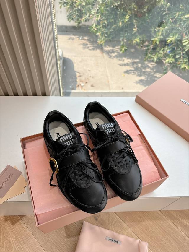 G027所见即所得 代购级别Miu Miu 25Ss 缪缪春夏新款 方圆头 乐福鞋乐福鞋搭配制服，风行美国校园。学生为抗议校内着制服的规定，便将一枚硬币嵌入鞋身