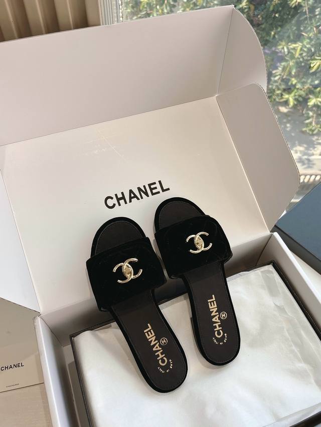 G689带飞机盒代购级Chane*25S小香奈儿早春爆品锁扣拖鞋妥妥的自留款！！比经典款Slingback舒服太多啦！每个颜色上脚都很显白 首选金粉 粉嫩粉嫩的