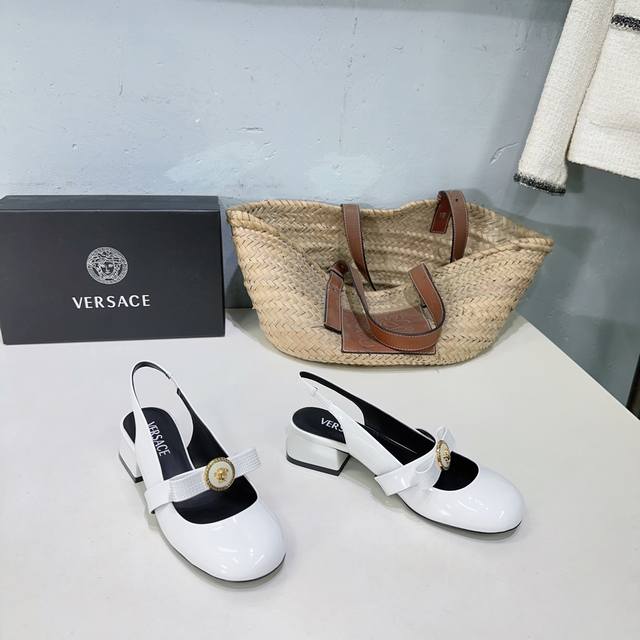高品质出厂 ！小众潮牌Versace 范思哲2025春夏新款蝴蝶结粗跟圆头玛丽珍后空凉鞋！ 米兰秀场同简约干练的版型，童话般的亚特兰蒂斯或神奇的海洋主题，明亮的