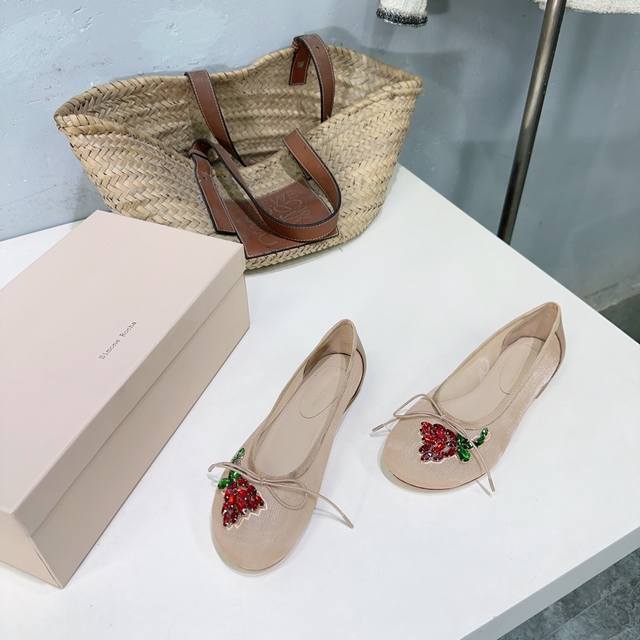 高品质出厂 ！小众潮牌Simone Rocha25春夏新款透气网纱钻饰蝴蝶结芭蕾舞玛丽珍鞋！简易圆头平底单鞋！ 甜酷叛逆的鬼马少女风格，活脱跳跃的少女情怀，每一