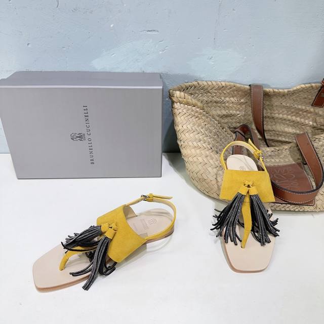 高品质出厂 ！小众潮牌Brunellocucinelli 25春夏 Bc经典简易流苏钢钻平底夹脚拖鞋凉鞋！经典灵感定义了这款新高跟凉鞋的现代优雅风格。细腻的进口