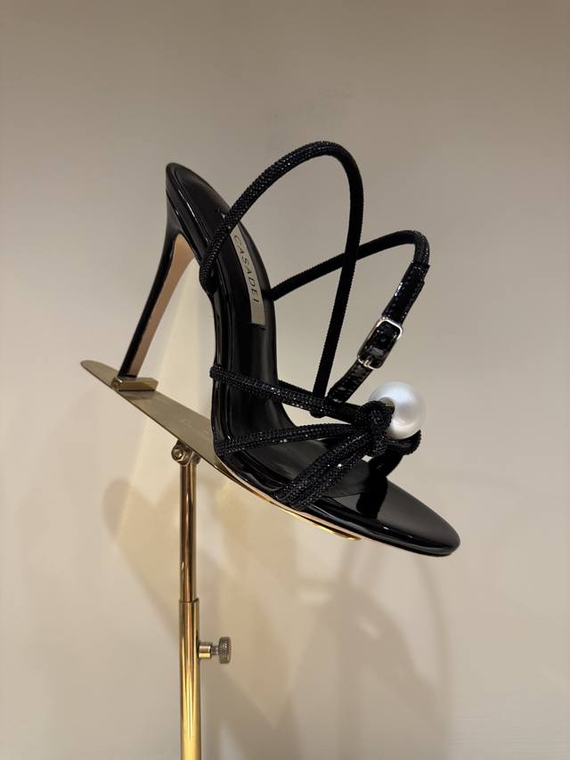 Casadei 卡萨帝25Wf春夏新品 珍珠水钻高跟凉鞋 哪个女人能拒绝如此美艳的高跟鞋 高跟搭配闪耀的水钻 高级又性感！ 无论日常出行还是宴会邀约 它无与伦比