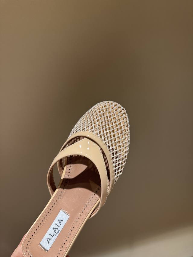Alaia｜法国高端一线高定品牌 巴黎时装界以及全世界都享有盛誉 维多利亚贝克汉姆，米歇尔奥巴马，Ladygaga ,麦当娜, 都是Alaa的崇拜者和头号粉丝