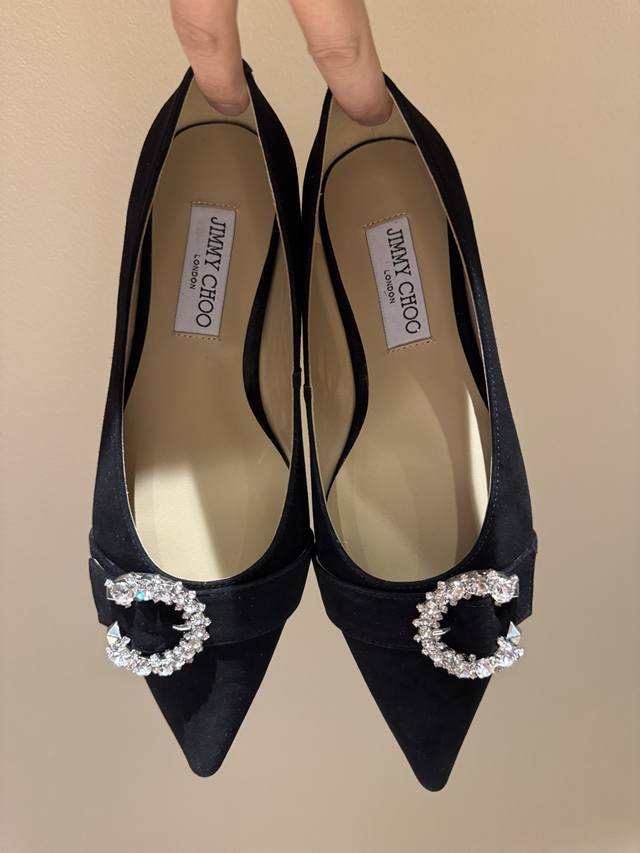 Jimmy Choo 吉米周经典真皮浅口平底鞋 鞋型做的非常秀气 不会过分窄长 内部空间很足 让脚趾能足够的放松 脚背勾勒迷人的弧度 简直美爆了 度环绕仙气感
