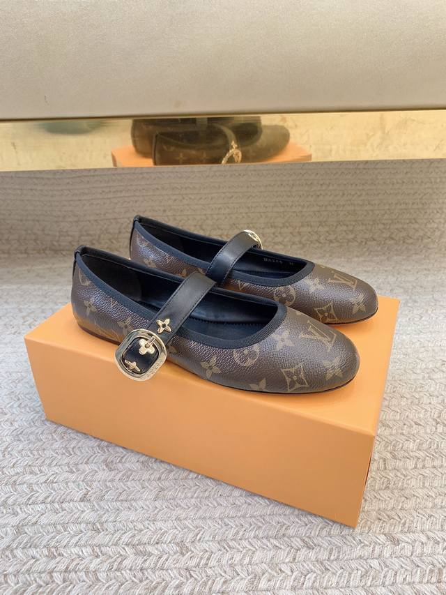Louis Vitto*Ss25新款新色Romy系平底芭蕾鞋 原版套楦 顶级品质 材质 鞋面：进口牛皮 进口定制面料 内里：进口羊皮里 大底：真皮大底 码数：3