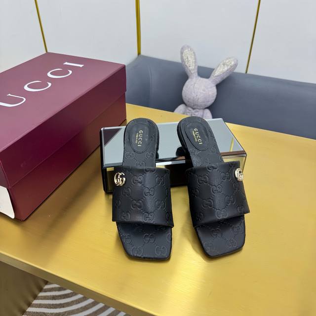 工厂P价 2025早春Gucci 压纹双G拖鞋2种材质面料 作为Gucci设计传承的杰出代表，Jordaan系列饰马衔扣乐福鞋生动彰显经典优雅格调。这款鞋履采用