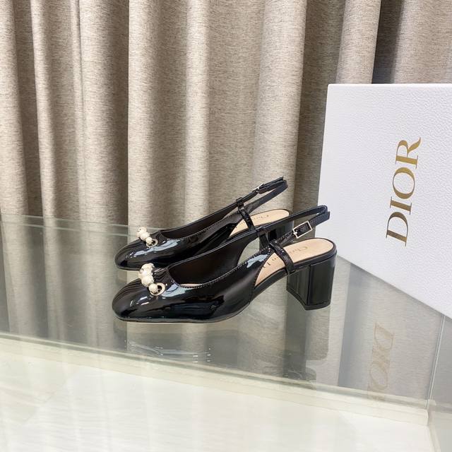 25Ss早春新款迪奥Dior Paris 露跟高跟鞋Cd珍珠扣粗跟后空凉鞋 这款 Dior Paris 露跟高跟鞋是二零二五春夏成衣系列新品，重新演绎罗杰 维威