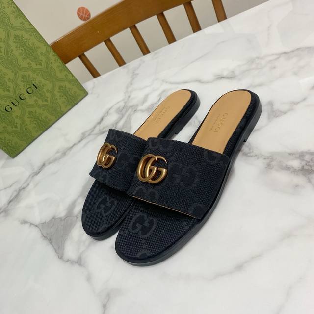 黑色 Gucci 古奇 扣 粗跟一字凉拖鞋，经典马鞍扣搭配，一贯的时尚.简约.大气.百搭 鞋面为刺绣牛仔布，里垫为水染牛皮，真皮大底，原版开发五金饰扣 码数：3