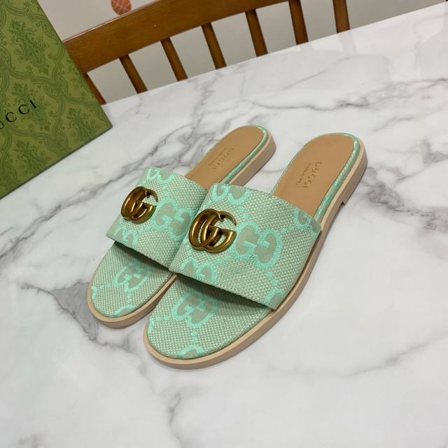 翠绿 Gucci 古奇 扣 粗跟一字凉拖鞋，经典马鞍扣搭配，一贯的时尚.简约.大气.百搭 鞋面为刺绣牛仔布，里垫为水染牛皮，真皮大底，原版开发五金饰扣 码数：3