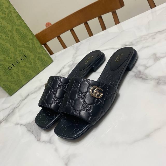 Gucci 古奇 方头粗跟一字凉拖鞋，经典马鞍扣搭配，一贯的时尚.简约.大气.百搭 鞋面为粒面羊皮牙印工艺，里垫为水染羊皮，真皮大底，原版开发五金饰扣 跟高：1