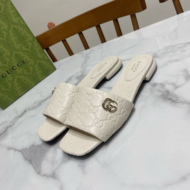 米白 Gucci 古奇 方头粗跟一字凉拖鞋，经典马鞍扣搭配，一贯的时尚.简约.大气.百搭 鞋面为粒面羊皮牙印工艺，里垫为水染羊皮，真皮大底，原版开发五金饰扣 跟