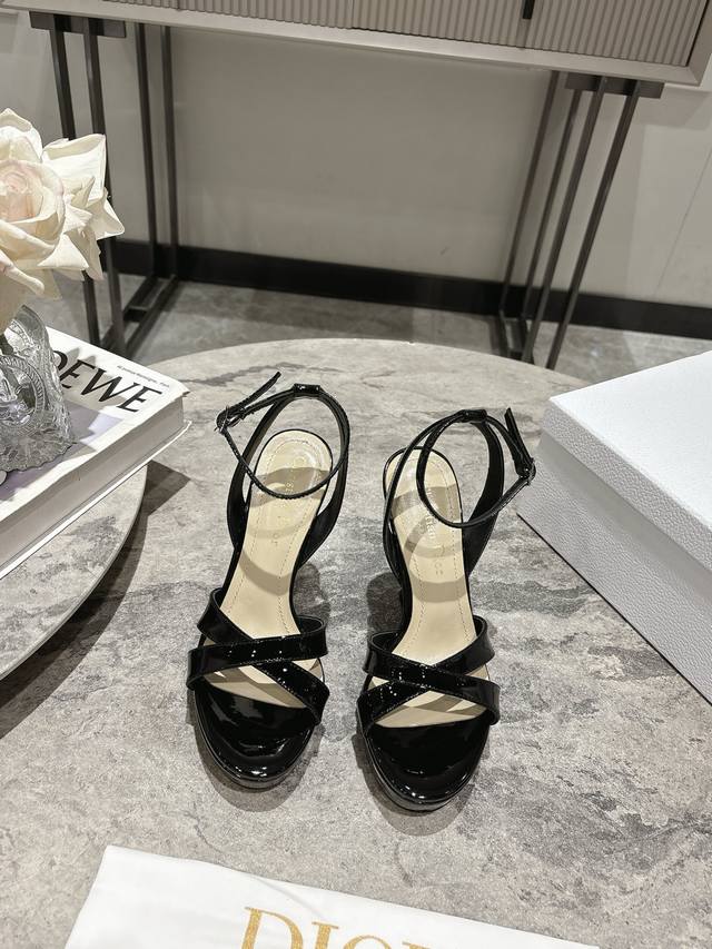 Dior 迪奥 2025春夏走秀新款Tribales高跟交叉带露趾女鞋 Cd明星同款水钻字母Logo五金扣防水台凉鞋 材质:原版定制100%真丝 进口金属羊皮+