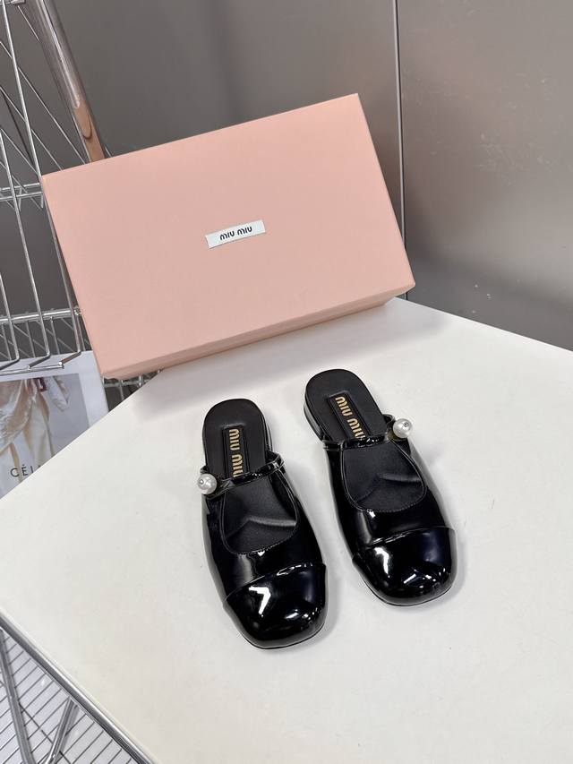 Miumiu缪缪春夏秀款时装鞋 真的好仙好美，小圆头设计风格，时尚简约，增高又百搭，上脚超好看，～实物真的超美！追求质感和春夏明亮色系的组合 脚感非常舒适 Lo