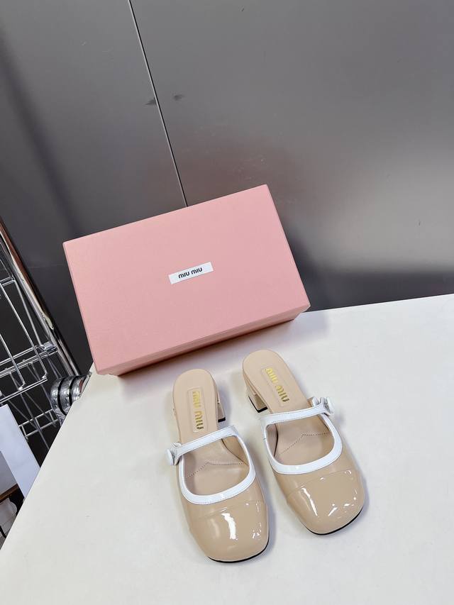 Miumiu缪缪春夏秀款时装鞋 真的好仙好美，小圆头设计风格，时尚简约，增高又百搭，上脚超好看，～实物真的超美！追求质感和春夏明亮色系的组合 脚感非常舒适 Lo