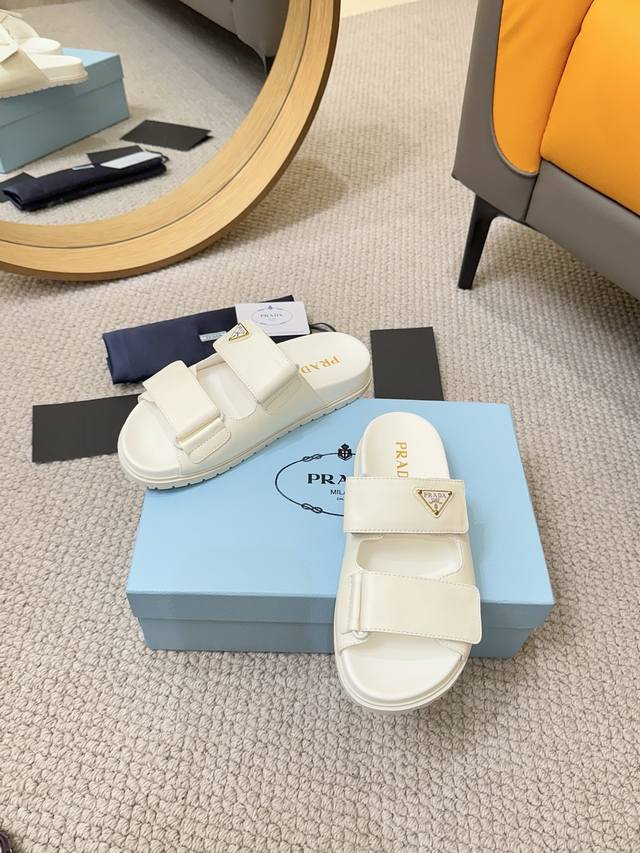 工厂P批P Prada 普拉达2025春夏新款凉鞋 罗马厚底魔术贴凉鞋 拖鞋 最新走秀款，经典升级 舒适度与时髦度并存 每个颜色搭配都好看，设计搭配不同风格需求