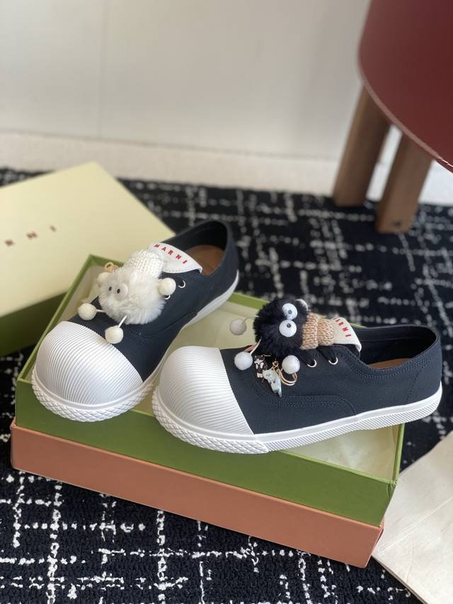 代购级女300 男 Marni 25Ss 新款情侣款大头鞋 太萌了 Marni 2025春夏新品的Cotton Wave男女同款大头鞋，延续了品牌一贯的简约与时