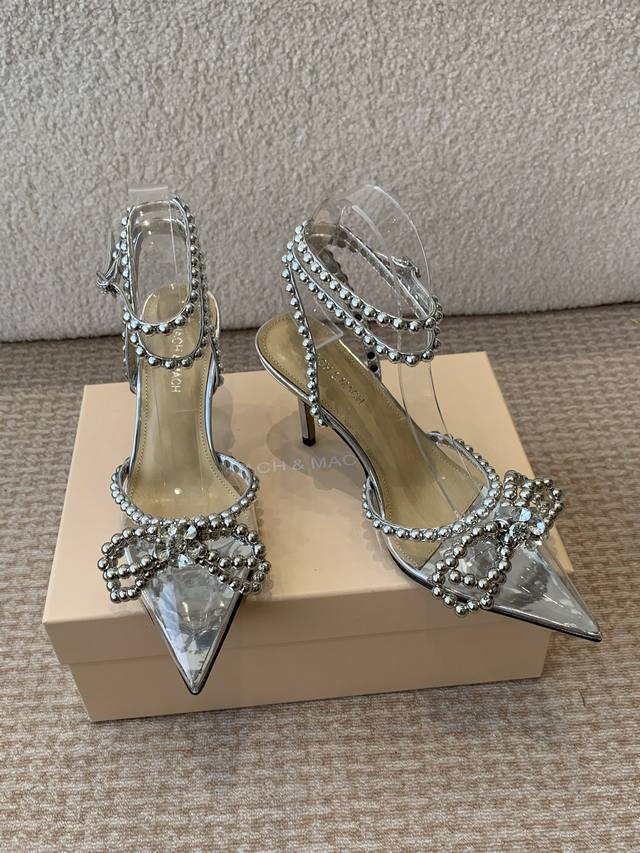 小众品牌Mach&Mach 绝美蝴蝶结 珍珠高跟系列鞋 又美又嗲、珍珠蝴蝶结加缠绕式设计让你在人群中一眼出挑 搭配任何一件Blingbling的仙女裙都是焦点，