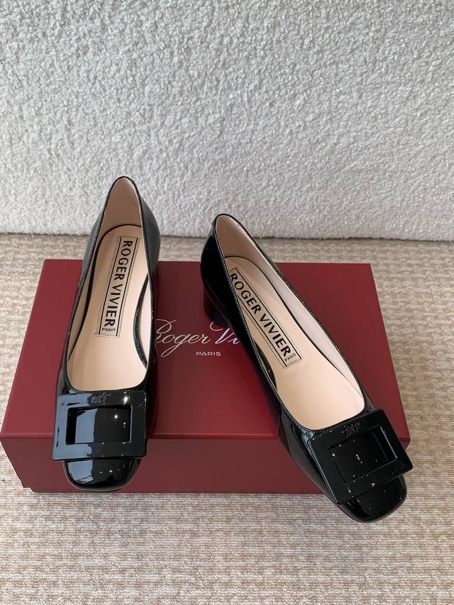 Roger Vivier Rv 24Ss 新款 烤漆方扣单鞋 始创于1965年，Roger Vivier是品牌代表作，以其特别的饰扣和Skyscraper后跟设