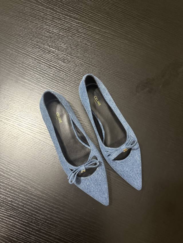 Celin*尖头平底鞋 是法式时髦的代名词。极致的漆皮材质，反射出冷冽光泽，自带高级气场。尖头设计精致而锐利，巧妙拉长腿部线条，让优雅悄然而至。蝴蝶结与金属扣的