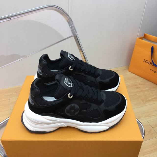 顶级版本 L V Run55 New Arrival～ L Run55 跑鞋新款 超好穿的运动鞋，原版10200，正品加持，独家首发 不得不说款配色真是太好看了