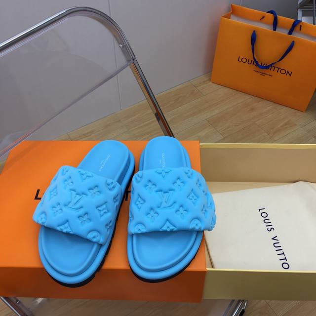 Louis Vuitton 春夏最新款凉拖 Pool Pillow Comfort 必入系列！2025火爆发售、高级慵懒风 百看不厌款、时尚度拉满！细节用心感受