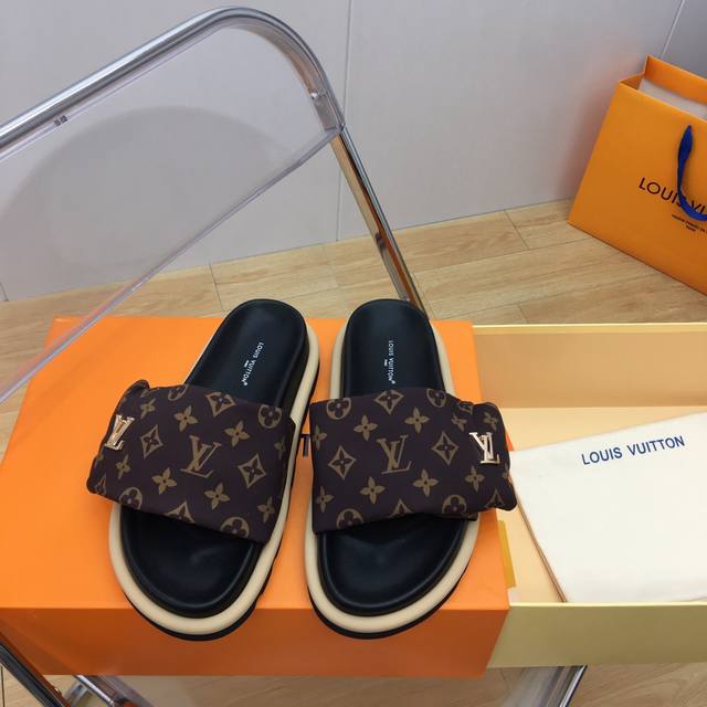 lv Pillow Comfort系列情侣款魔术贴拖鞋 上脚超级好穿、懒人必备款、宽版型的设计、大大提升舒适度、经典耐看！时尚百搭、潮人必入单品 鞋面：原版定制