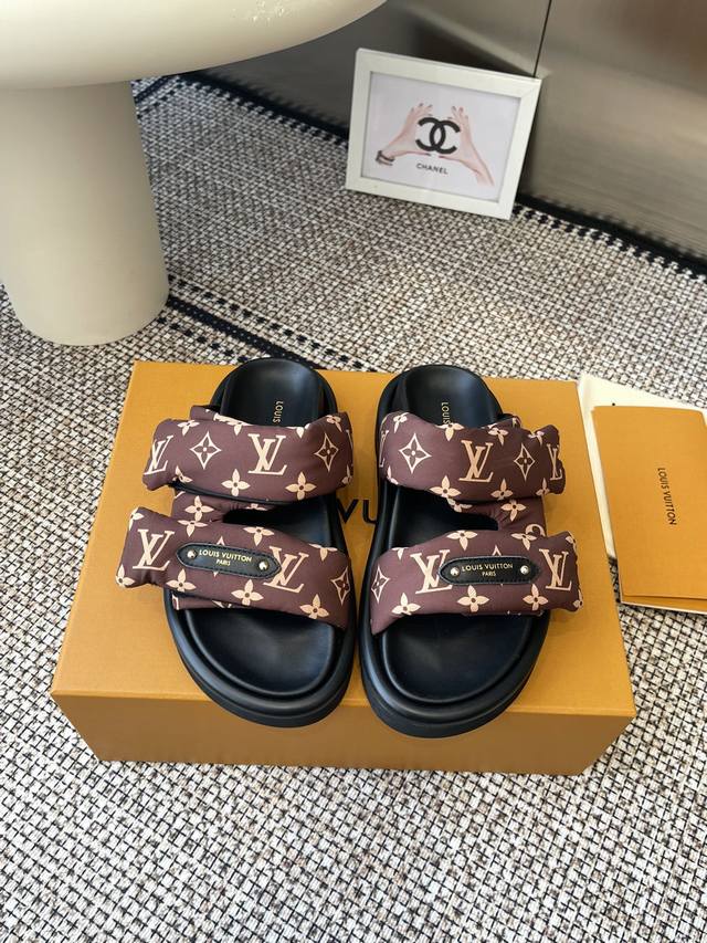 Lv 2025爆款 浮雕Logo 压花 凉拖鞋 Pool Pillow Comfort 平底凉拖取材科技织物 以高频压印技术重绎 Monogram 图案 柔软加
