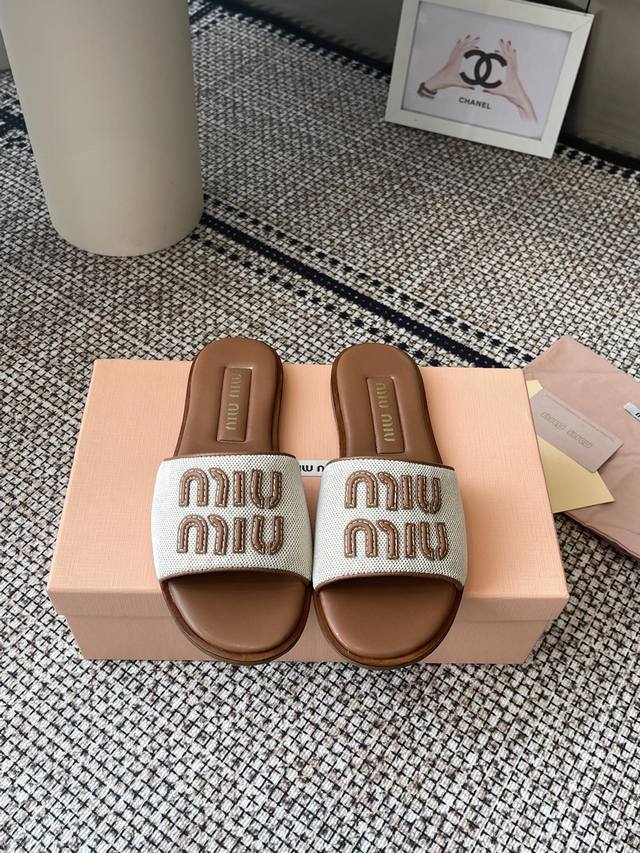 Miu Miu2025 春夏系列拉菲草编织皮质Logo半拖 Zp开发 原版拆卸 对版 秒杀市面版本 Miu夏日风情 真的太少女啦！小羊皮超级软糯 喜欢可以冲了