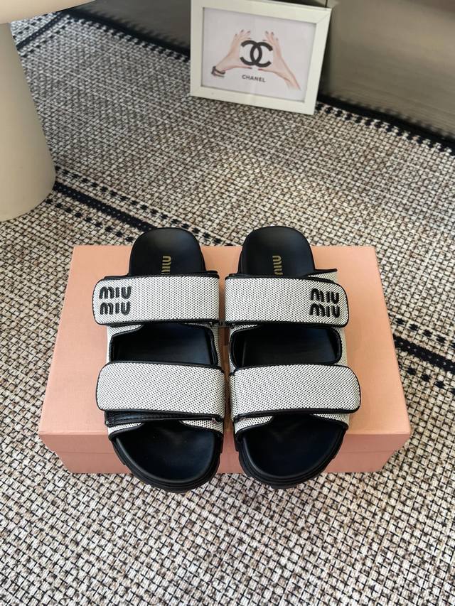 Miumiu 2025Ss新款 罗马厚底魔术贴凉鞋 最新走秀款，经典升级 舒适度与时髦度并存 设计搭配不同风格需求 原版定制织布 原版开模防滑大底 鞋码: 35