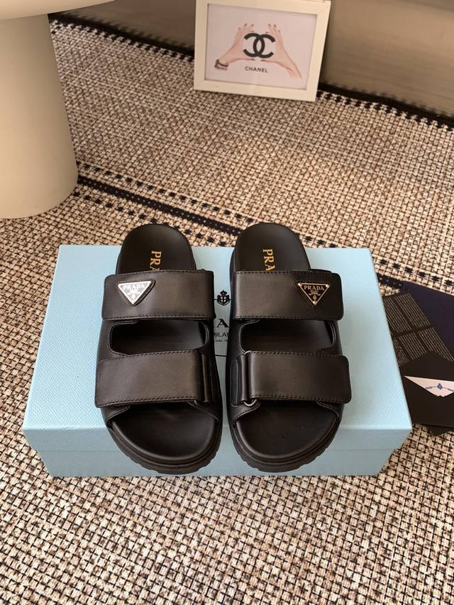 Prada 普拉达2025春夏新款凉鞋 罗马厚底魔术贴凉鞋 拖鞋 最新走秀款，经典升级 舒适度与时髦度并存 每个颜色搭配都好看，设计搭配不同风格需求 鞋面：原版
