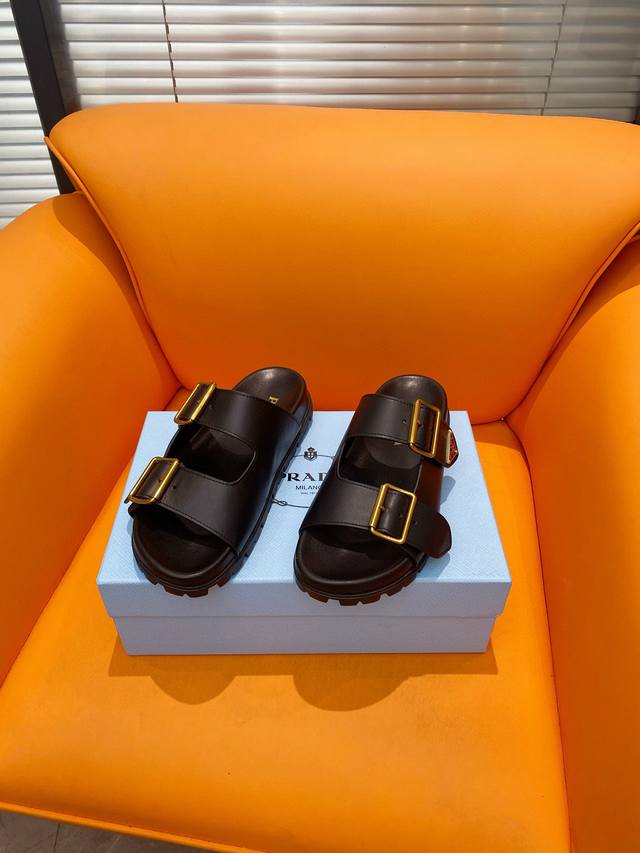 Prad、普拉达 最新春夏锯齿罗马凉鞋！复古时髦前卫的轮齿 让整双鞋轻便舒适，双带扣设计更是简洁大方。标志性金属三角标搭配古沙滩凉鞋造型，每一个元素都踩在时髦点