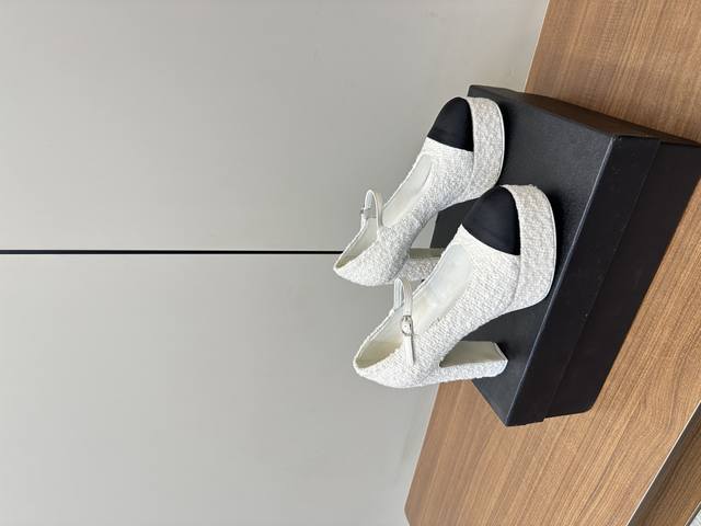 chanel｜小香25C玛丽珍厚底高跟鞋鞋 香奈儿梦幻新品来袭！这双银色玛丽珍高跟鞋，金属光泽鞋面搭配经典黑包头，时髦又复古。双搭扣饰有精致珠宝，为整体造型增添