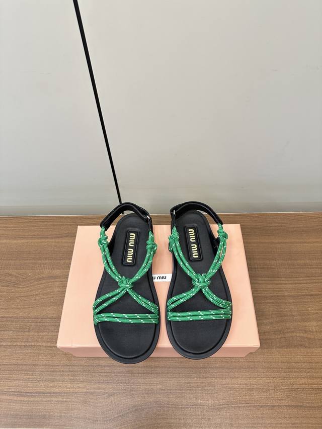 miumiu｜缪缪25Cc麻绳编织性感凉鞋 全球最火夹趾凉鞋， 出现在各大时装杂志封面 各路明星、小红书博主着用～搭配长裙、热裤的不二选择，闭眼入都是不会后悔