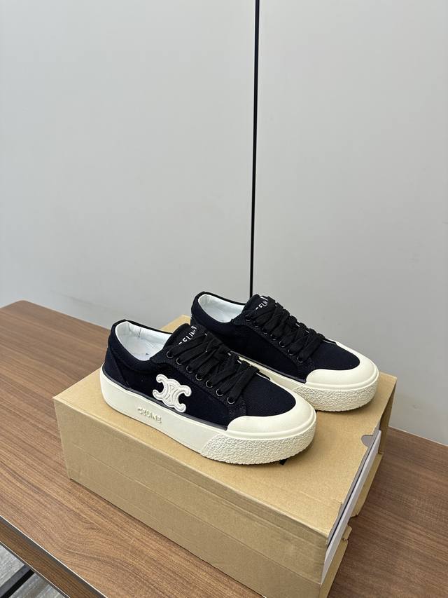 celine｜赛琳25S最新凯旋门帆布鞋 休闲度假平底鞋 德训鞋 平底 ， 厚底 充满街头感的一双鞋子，经典百搭时尚，这款鞋有它自己独特的设计，帆布鞋面适应春夏