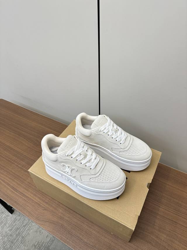 celine｜赛琳25S最新凯旋门厚底小白鞋 增高休闲运动鞋 充满街头感的一双鞋子，经典百搭时尚，这款鞋有它自己独特的设计，帆布鞋面适应春夏季节 踏青必备款 鞋