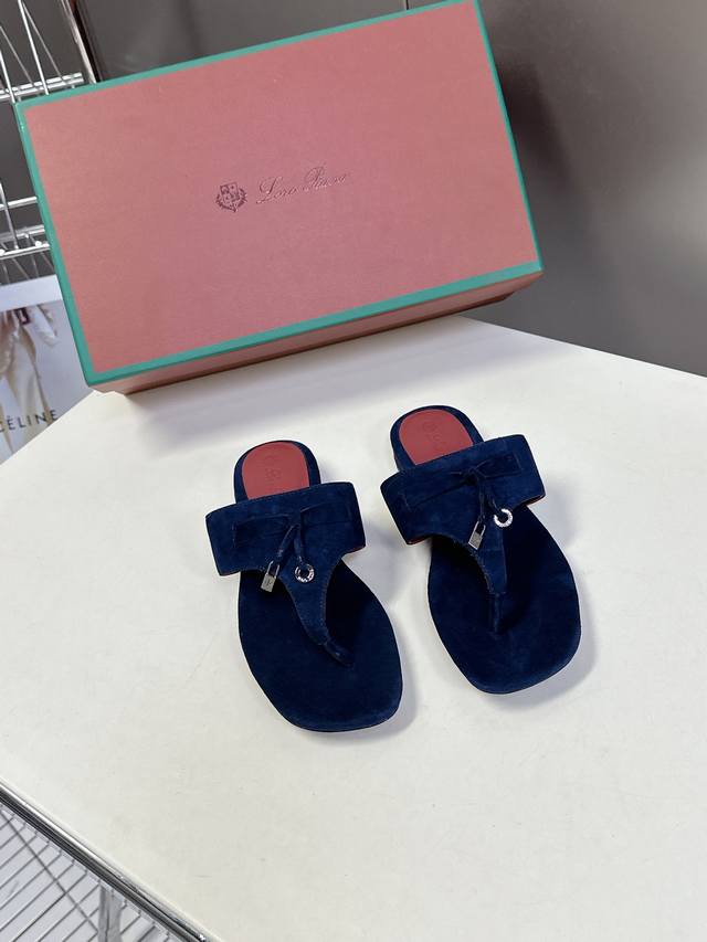 Loro Piana春夏系列 Lp顶级版本 英伦夹脚拖鞋 原来这就是传说走两万步都不会累脚的夹脚凉鞋把颜值和脚感都拿捏住了不会磨脚就很Nice搭配软软糯糯的鞋底