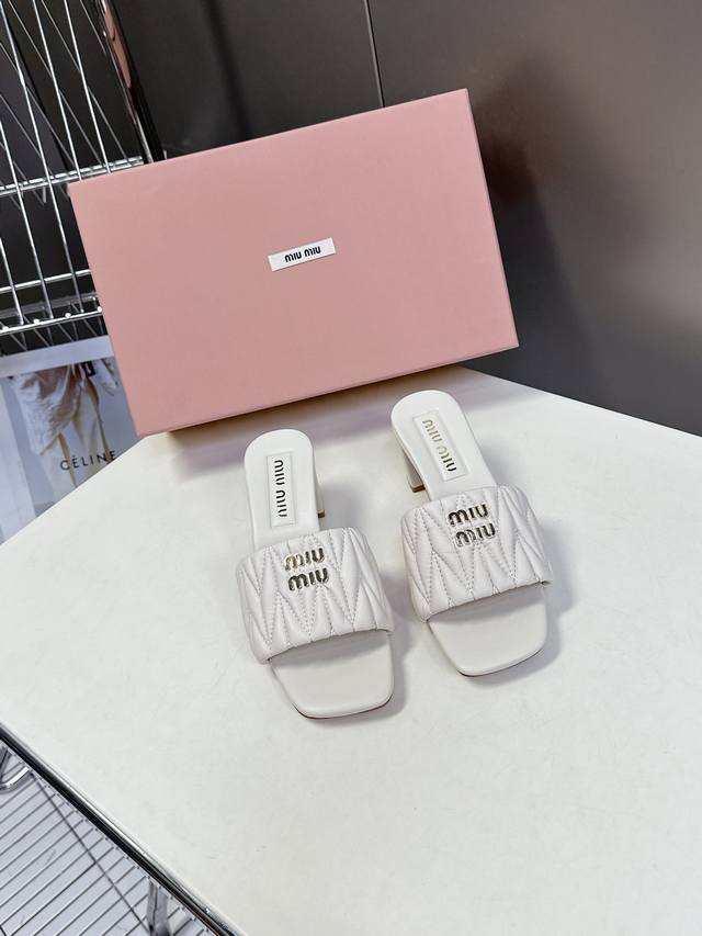 Miumiu 缪缪春夏秀款拖鞋 面料采用原版一致进口小牛皮 牛自然褶皱 开模Logo五金 内里选用精品小羊皮里 少女感超强 上脚非常舒适 大底选用意大利真皮大底