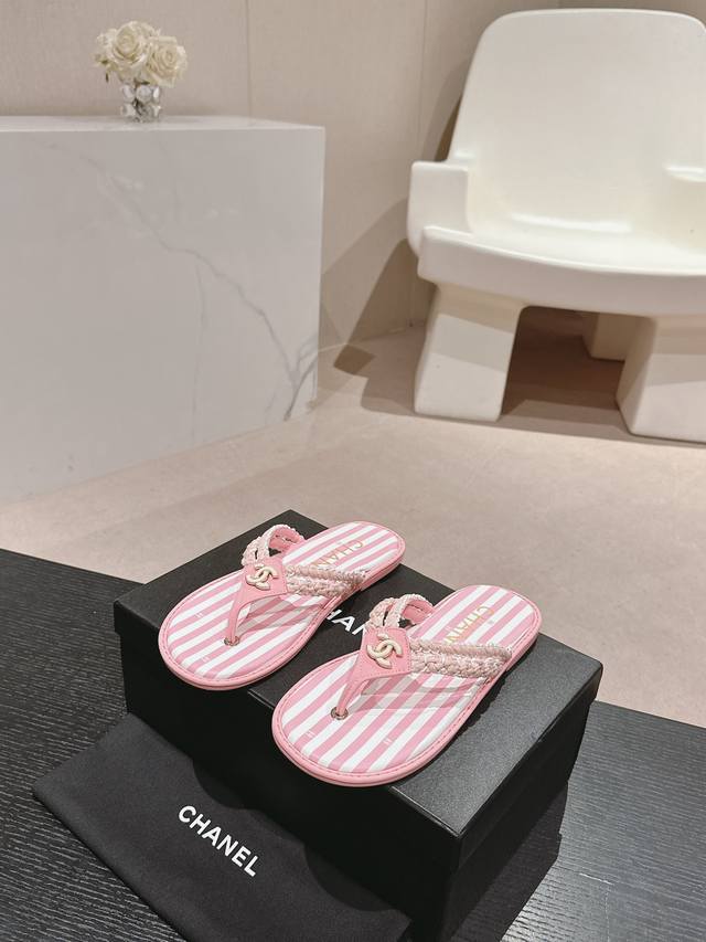 冲量价: 代购级 * 双C夹趾鞋 大厂顶级高端品质 鞋面：编织 内里：布 垫脚：布 大底:意大利真皮底 跟高:1Cm ：35、36、37、38、39、 34 4