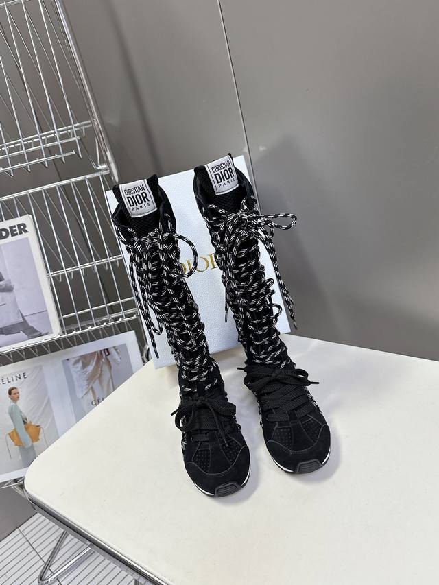 Dior迪奥春夏走秀款涂德训靴子 太古汇Rmb11 购入开发 25Ss春夏秀场出镜率最高的单品 这双鞋改变了之前印象中的阿甘鞋单一的设计风格 保留着原本的造型