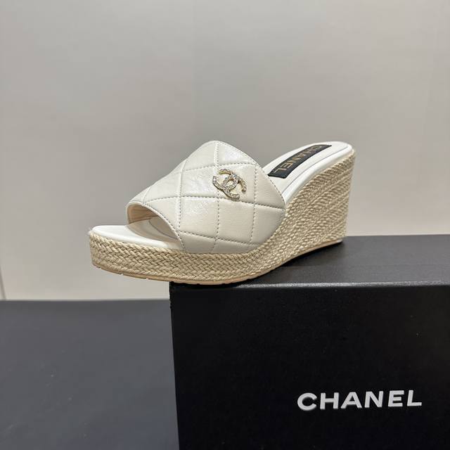 2025Ss Chanel香奈儿小香坡跟厚底松糕底电绣菱格拖鞋，将经典与时尚巧妙融合。标志性双C Logo醒目亮眼，彰显奢华身份。鞋面菱格纹精致细腻，搭配柔软皮