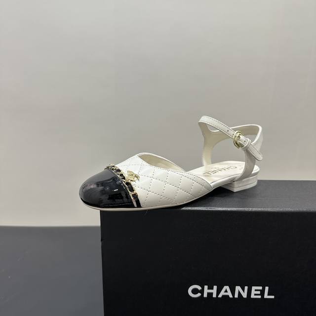 Chanel香奈儿小香风这包头后空平底凉鞋，尽显法式优雅。经典菱格纹搭配标志性黑包头设计，加上精致链条装饰，奢华感拉满。多样配色适配不同穿搭，一字扣带方便穿脱且
