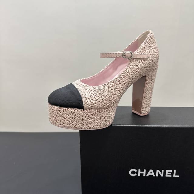 布面 Chanel ｜小香香奈儿25P春夏新品 粗跟厚底防水台单鞋玛丽珍 香奈儿这系列高跟鞋，将经典与时尚精妙融合。黑白撞色鞋头，是永不过时的优雅标识。鞋面材质