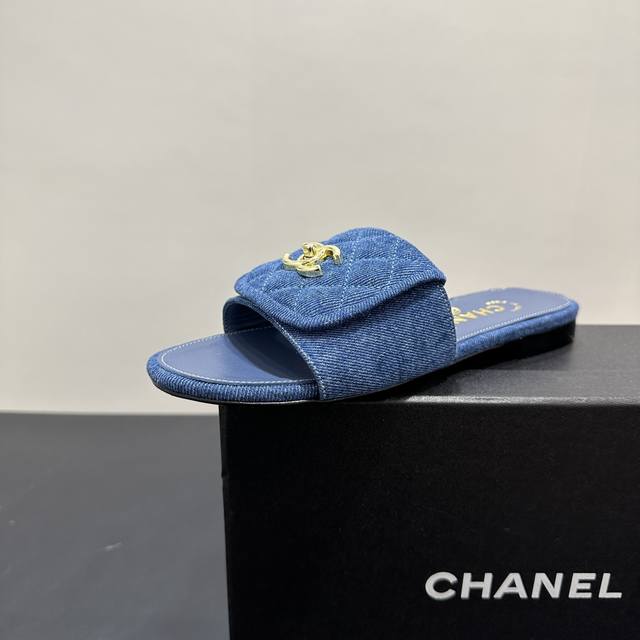 Chanel小香C家2025 S 早春新款香奈儿翻盖平底拖鞋，时尚与舒适的完美融合！经典双C标志闪耀夺目，彰显奢华身份。鞋面材质独特，纹理精致。多种配色适配不同