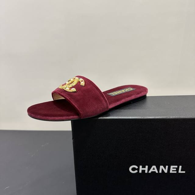 Chanel香奈儿平底拖鞋，双C饰扣，经典再度呈现 延续小香经典系列上脚好看 好穿，鞋面：天鹅绒 细腻羊皮内里 进口真皮大底，码数35-39 40.41定
