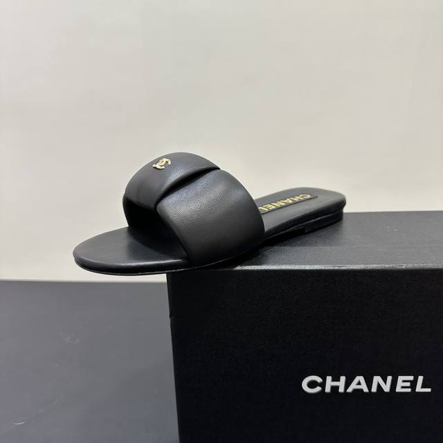 Chanel香奈儿小香25C春夏新品 双C面包拖鞋 这一系列这真的是绝了 胖乎乎海绵体填充饱满细腻 时髦与舒适度并存 时尚达人们出街必备单品 Go 材质： 鞋面
