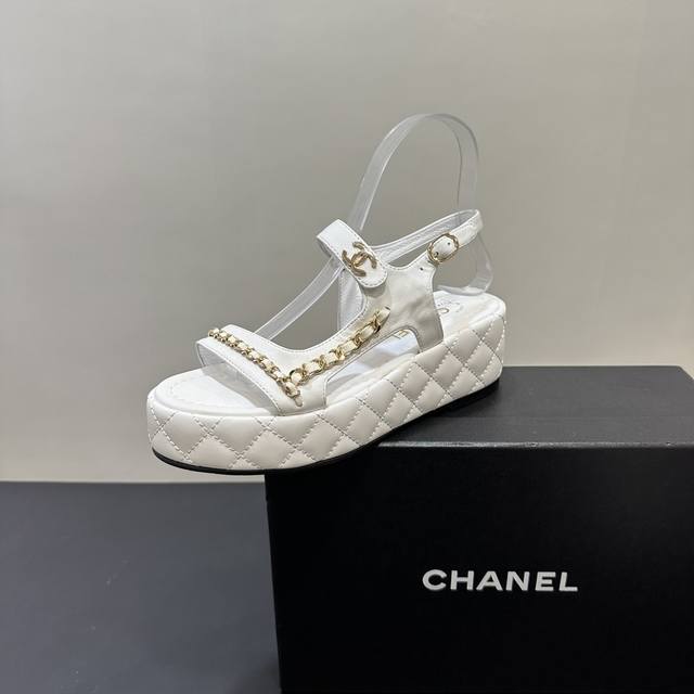 Chanel 香奈儿 25P 春夏新款厚底链条凉鞋 这一季的凉鞋简直美到犯规，经典优雅，名媛氛围感直接拉满。上脚瞬间，高级感与舒适度并存，无论是光脚穿，还是搭配